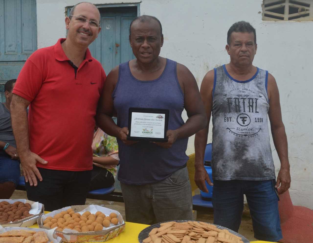 Camacã: Funcionário recebe Placa de Reconhecimento pelos 40 anos de serviço prestados a prefeitura
